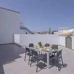 Poris 3 Beachfront By Holidays Apartamento *