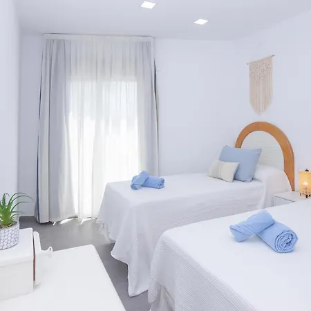 Poris 3 Beachfront By Holidays 아파트 *