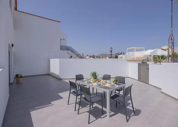 Poris 3 Beachfront By Holidays Appartamento *